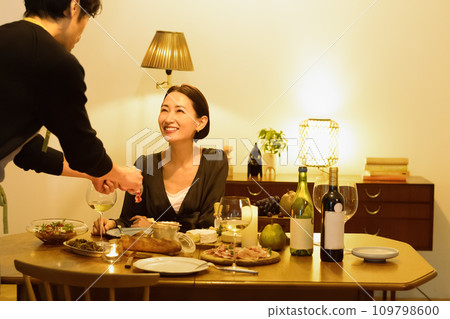 Couple eating Couple eating 109798600