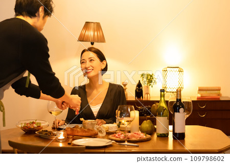 Couple eating 109798602