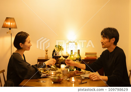 一對夫婦與紅酒敬酒 109798629