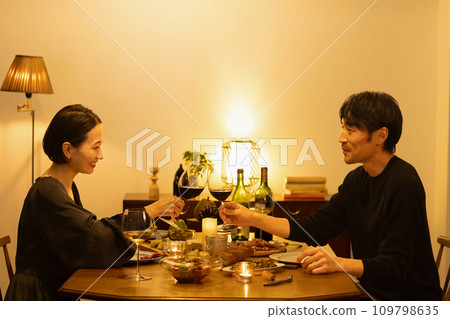 A couple having a drink 109798635