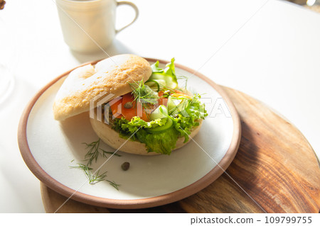 美味的百吉餅三明治 109799755