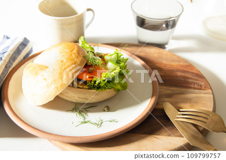 美味的百吉餅三明治 109799757