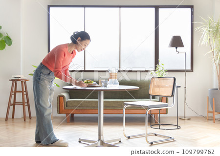 一個女人準備飯菜 109799762