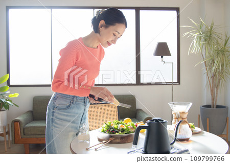 做沙拉的婦女 109799766