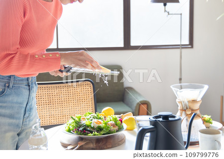 woman making salad woman making salad 109799776