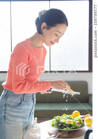 做沙拉的女人 109799777