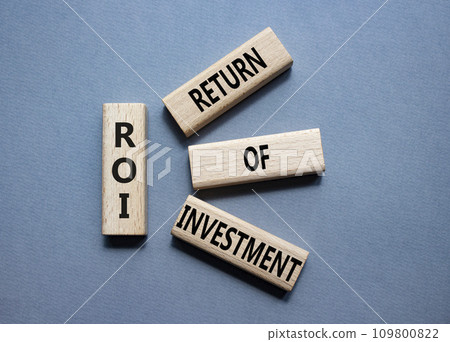 ROI - Return of Investment. Wooden cubes with words ROI. Beautiful grey background. Business and ROI concept. Copy space. 109800822