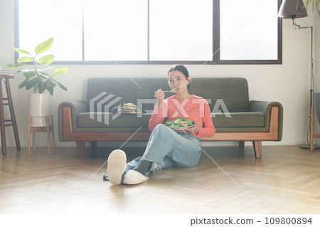 女人吃沙拉 女人吃沙拉 109800894