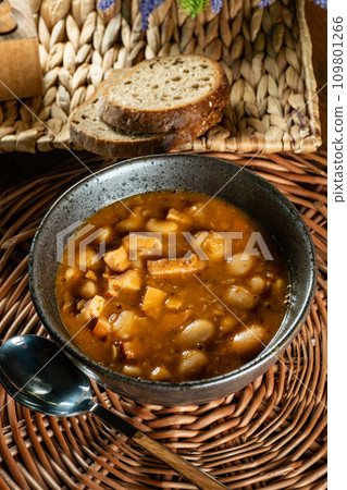 Baked beans in tomato sauce. 109801266