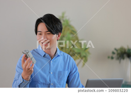 Engineer 1 smiling while holding an aluminum workpiece 109803220