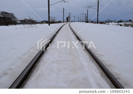 鐵軌和雪 109803241