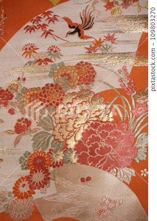 Against the backdrop of a strip of pine, bamboo, plum, chrysanthemum, and peony patterns 109803270