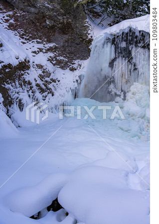 [Winter material] Freezing Zengorono Falls [Nagano Prefecture] 109803484