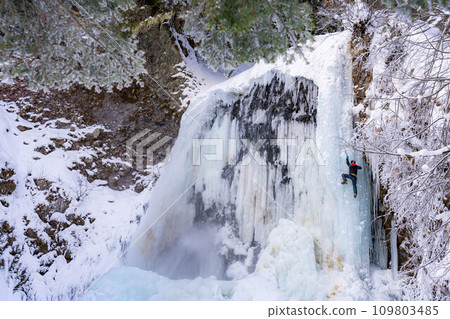 [Winter material] Freezing Zengorono Falls [Nagano Prefecture] 109803485