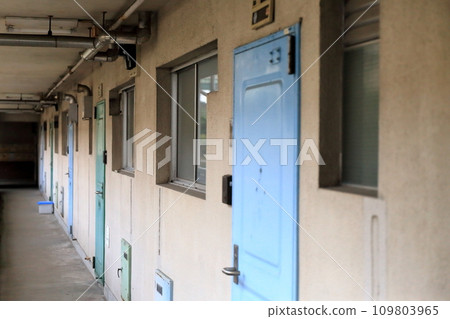 公共住宅開放式走廊的形象 109803965