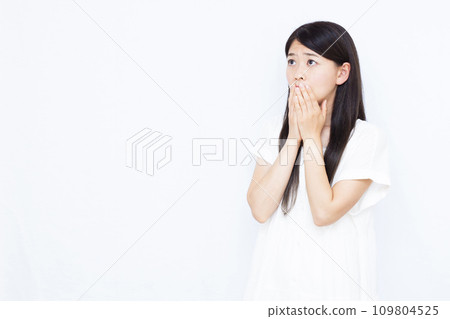 A woman in her thirties who is surprised 109804525
