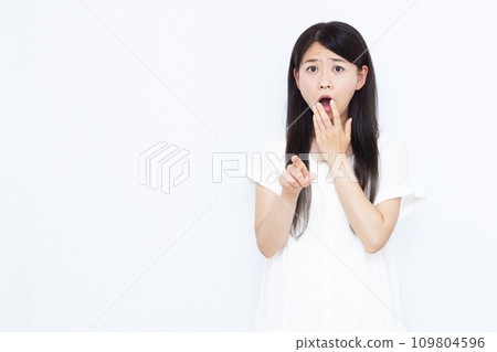 A woman in her thirties who is surprised A woman in her thirties who is surprised 109804596