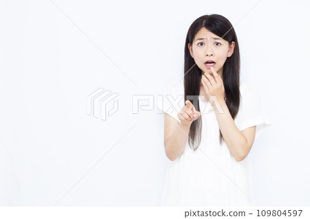 一個三十多歲的女人感到驚訝 109804597