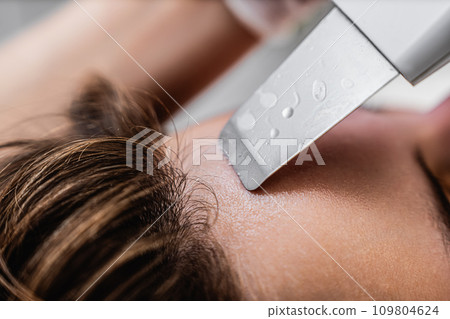 Ultrasonic cleaning of the face. Skin peeling. 109804624