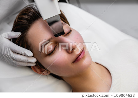 Ultrasonic cleaning of the face. Skin peeling. 109804628
