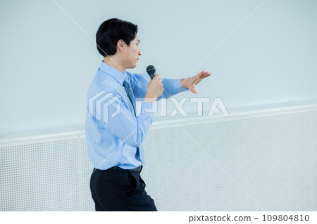 商人在研討會上發言 商人在研討會上發言 109804810