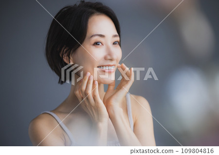 中年美女形象 109804816