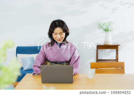 一個穿著和服的女人 109804832