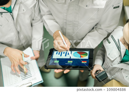 A faceless worker discussing shipping plans with a tablet in hand A faceless worker discussing shipping plans with a tablet in hand 109804886