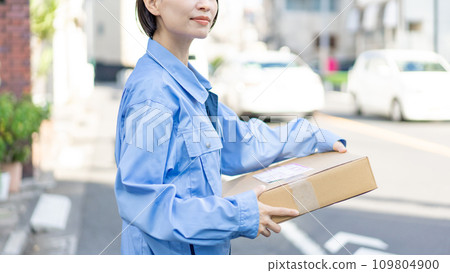 女性送貨員攜帶行李 女性送貨員攜帶行李 109804900