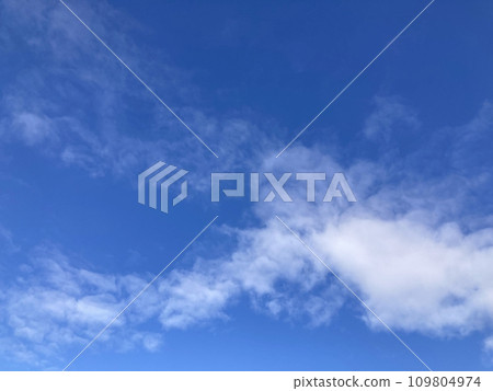 藍天白雲飄浮在藍天上 藍天白雲飄浮在藍天上 109804974