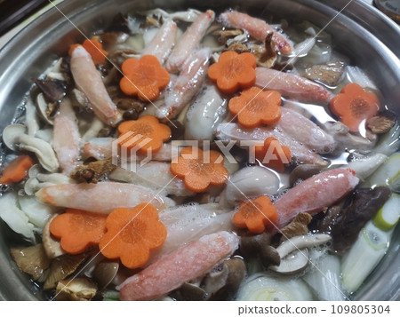 Decorative slices of snow crab, oysters, and carrots Decorative slices of snow crab, oysters, and carrots 109805304