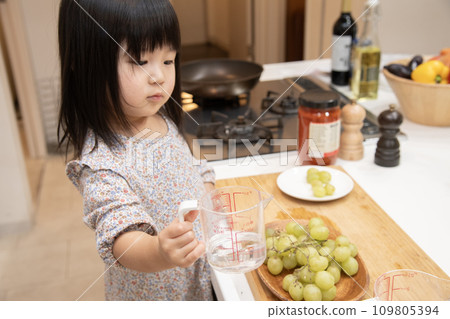 兒童廚房幫助烹飪 兒童廚房幫助烹飪 109805394