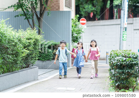 一起上學的小學生。 109805580