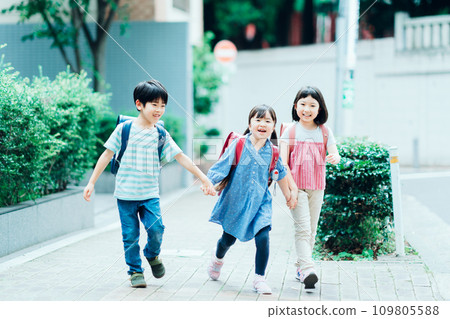 一起上學的小學生。 一起上學的小學生。 109805588