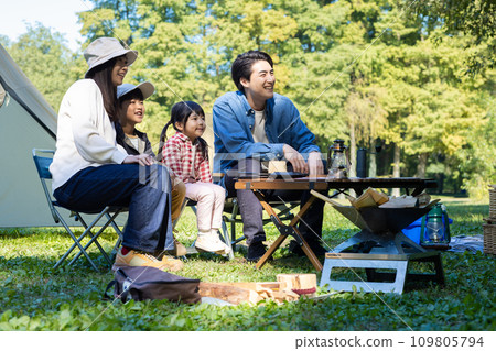 Enjoy camping with your family 109805794