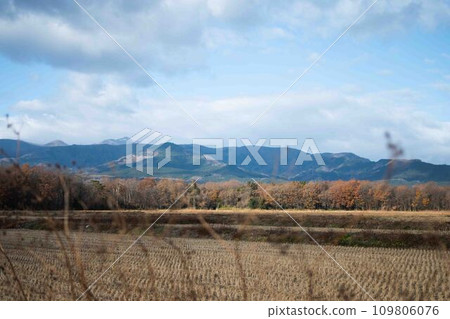 冬季稻田和山景 冬季稻田和山景 109806076