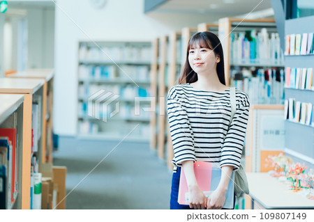 圖書館女性攝影合作：有明教育藝術專門學校 109807149