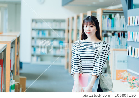 Library Woman Photography cooperation: Ariake College of Education and Arts Library Woman Photography cooperation: Ariake College of Education and Arts 109807150