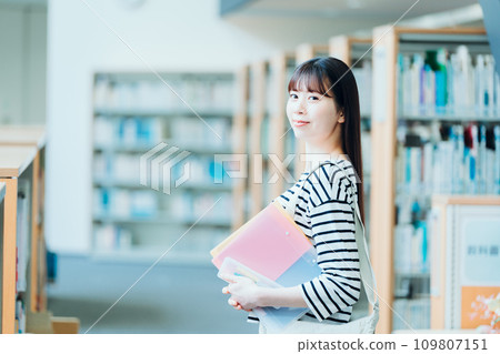 圖書館女性攝影合作：有明教育藝術專門學校 109807151