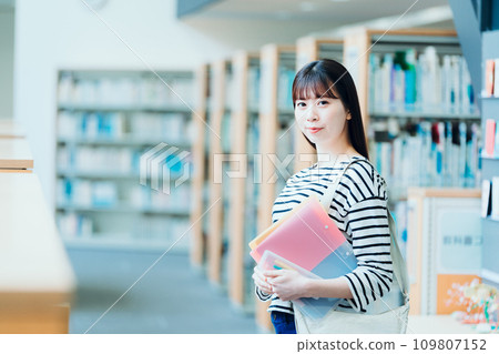 Library Woman Photography cooperation: Ariake College of Education and Arts 109807152
