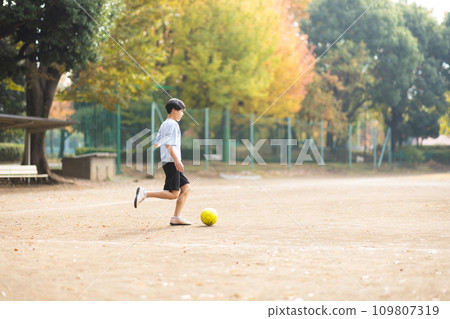 享受足球的小學生 109807319