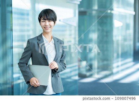 筆記本電腦業務的女人 109807496