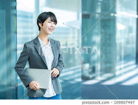 筆記本電腦業務的女人 109807497