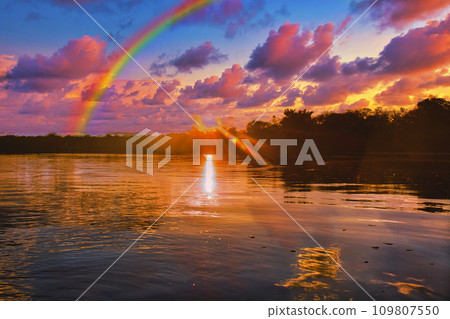 亞馬遜河美麗的日落景色 109807550