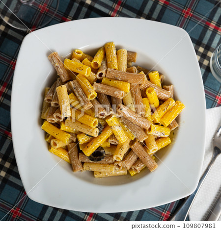 Traditional rigatoni pasta with chopped bacon and cream sauce in plate 109807981