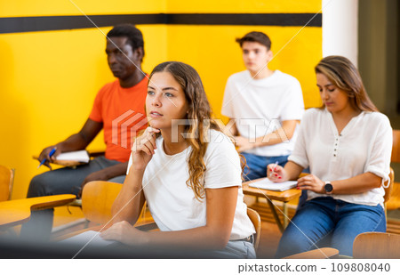 Attentive university students in advanced training courses in auditorium 109808040