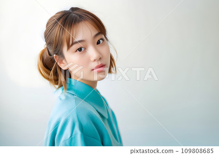 年輕女子回頭看（AI 生成圖像） 109808685