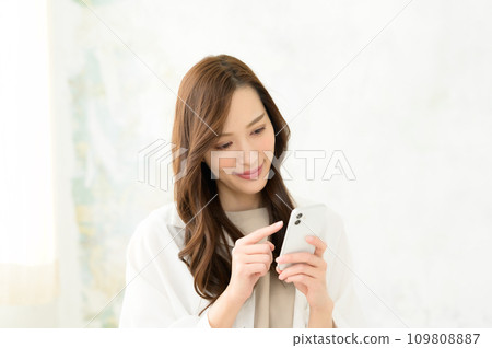 A woman watching a smartphone 109808887