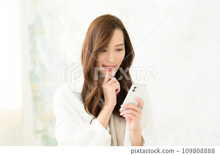 A woman watching a smartphone 109808888