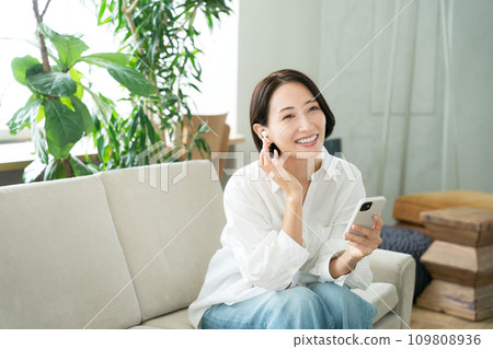 Woman listening to music on smartphone 109808936